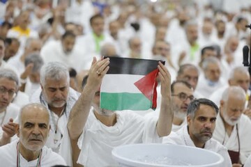 زائران ایرانی با پرچم فلسطین در عرفات از مشرکین برائت جستند