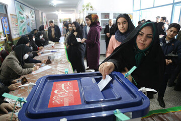فرهنگیان و دانش‌آموزان برای ایرانی مقتدر در پای صندوق رای حاضر می‌شوند