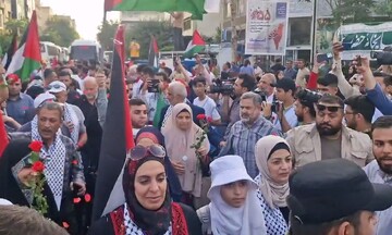 مراسم میزبانی از خانواده شهدای غزه در میدان فلسطین تهران برگزار شد